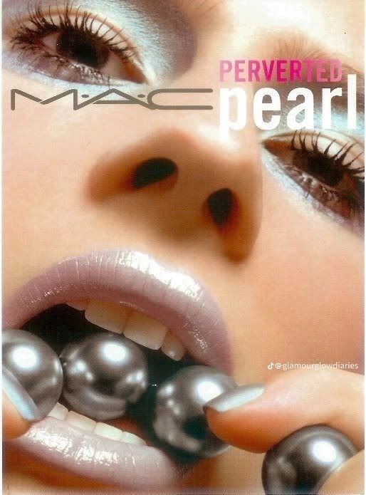 Campaña de maquillaje MAC estilo Y2K con efecto glossy y perlas metálicas en primer plano.